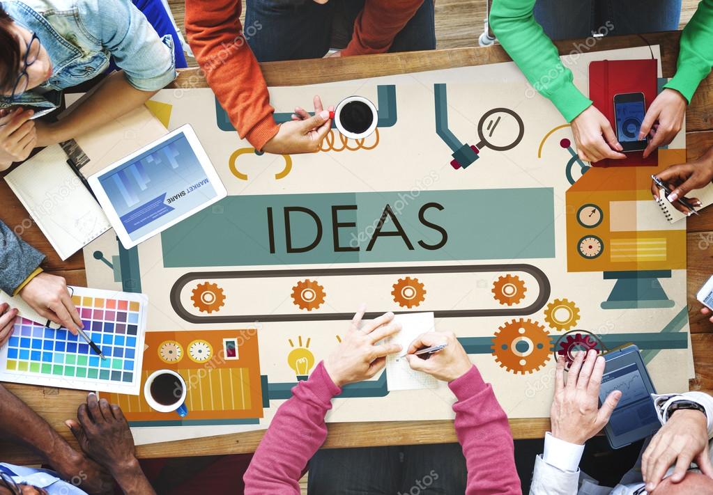 Team bespricht Produktionsplanung in einer Fertigungshalle