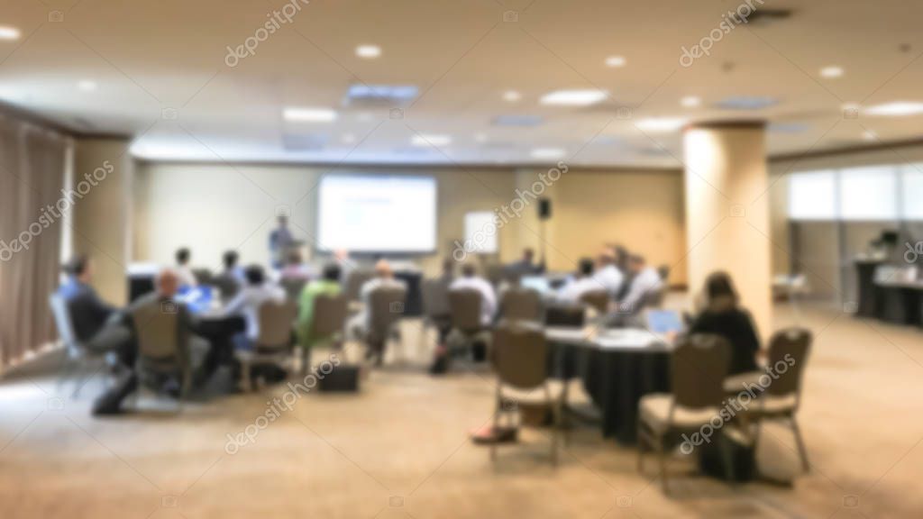 Team erarbeitet praxisnahe KI-Lösungen an einem Whiteboard